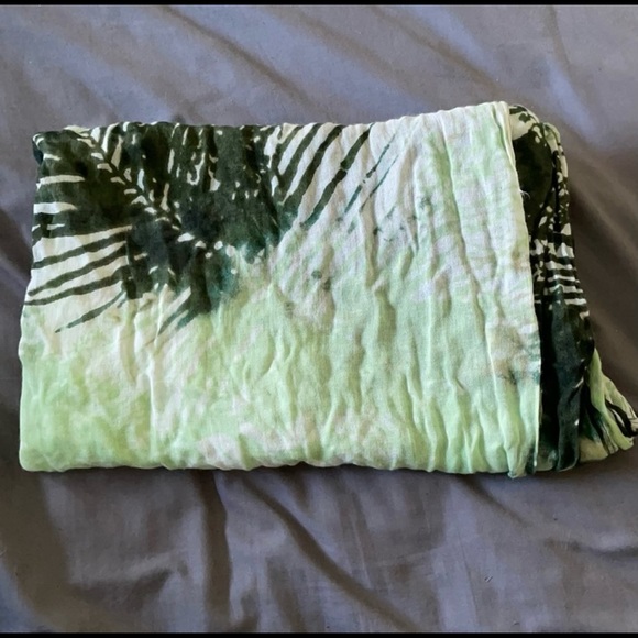 Leaf Print Infinity Fashion Scarf - Picture 2 of 2